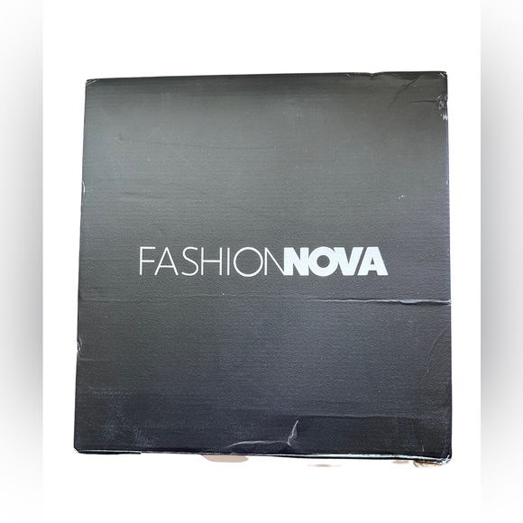 Fashion Nova Faux Snakeskin wide heeled boots Size 9 - Picture 4 of 7